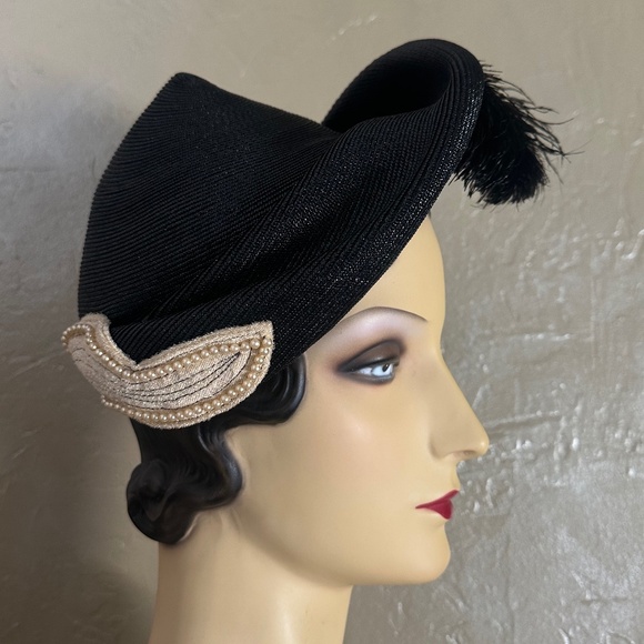 IMPRESSIVE 1940s BLACK STRAW WITH POINTY CROWN - VELOUR & PEARL TRIM + FEATHER - Picture 4 of 13